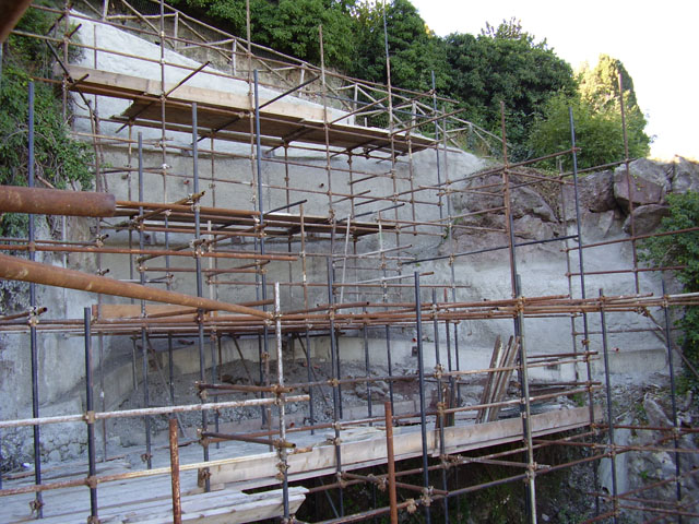 Esecuzione di spritz-beton per il contenimento del fronte di frana