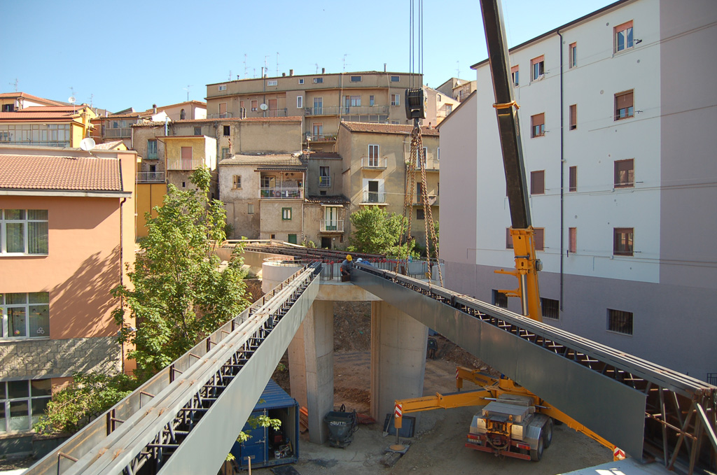 Posizionamento delle travi per il collegamento alla Villa Comunale