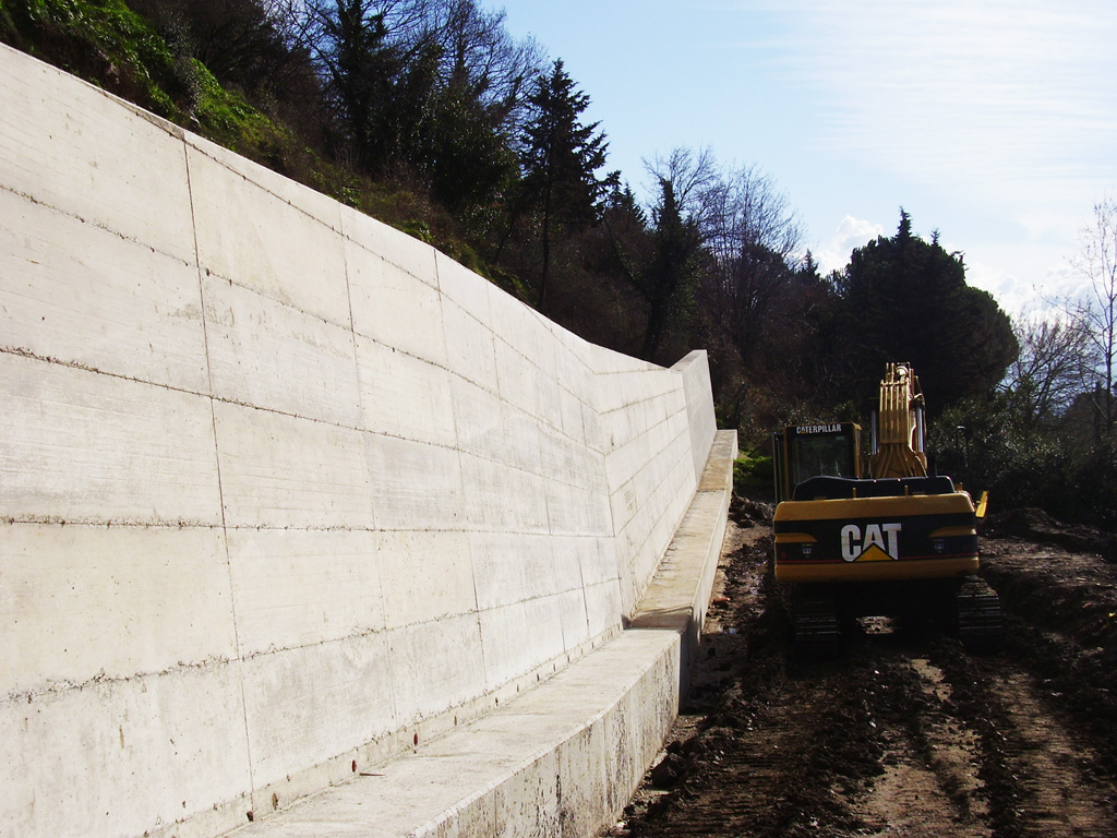 Vista del muro completo prima della posa in opera del rivestimento