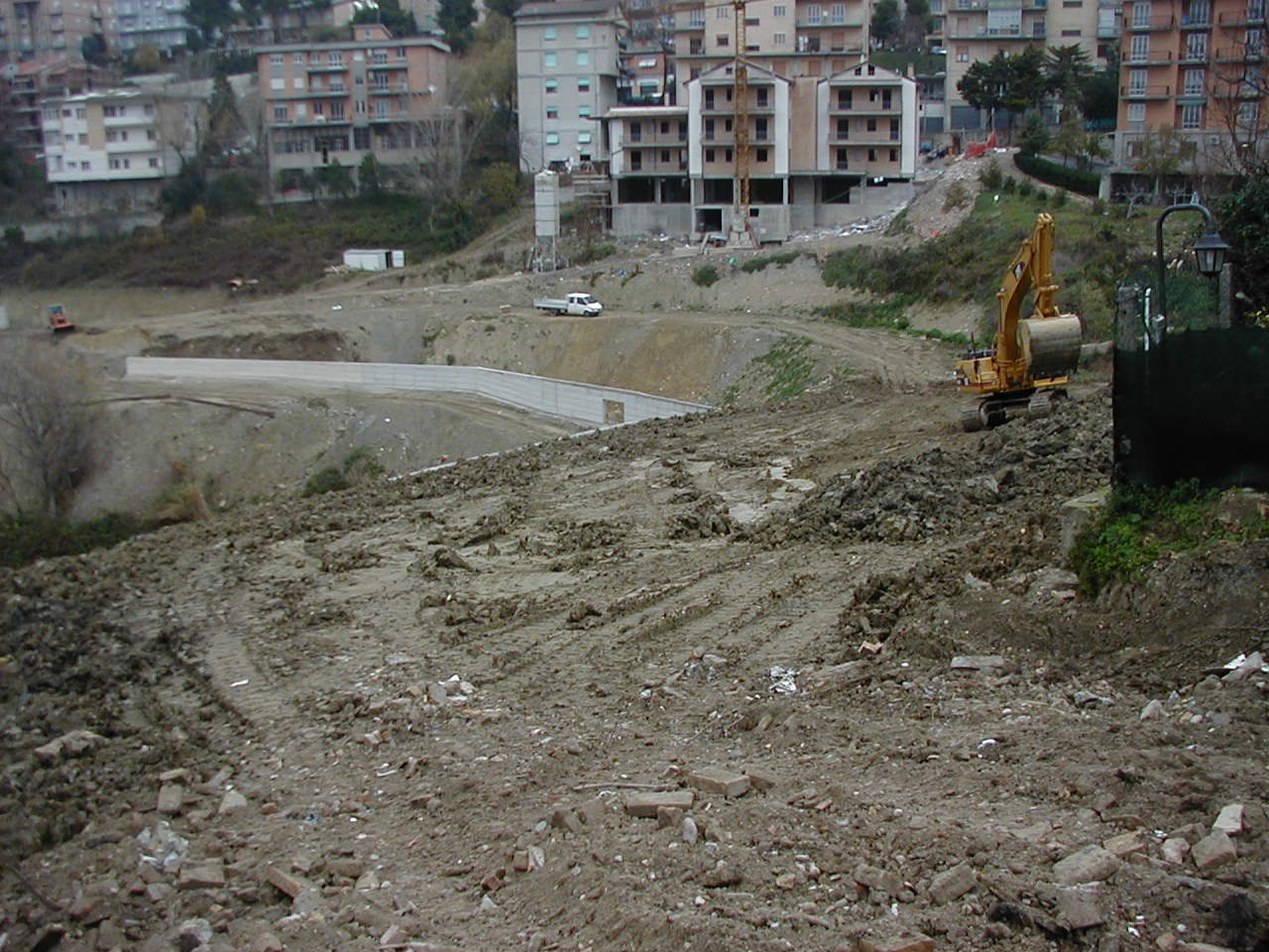 Tracciamento della strada e realizzazione muri di sostegno