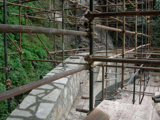 Rivestimento in pietra del muro di valle