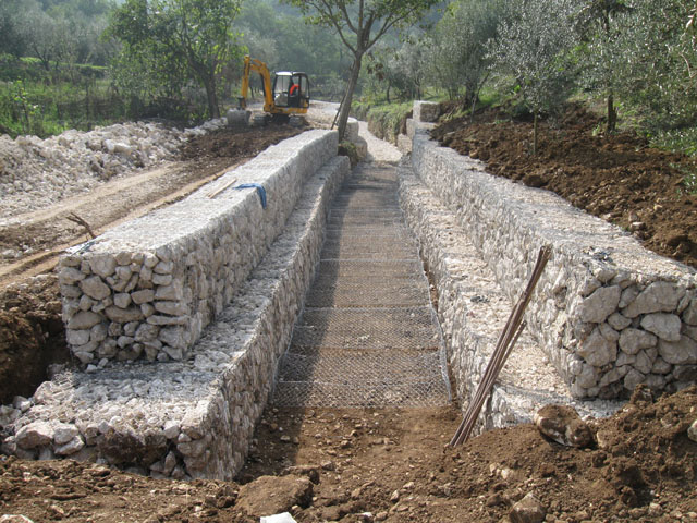 Posa in opera di materassi tipo Reno per il rivestimento del fondo del torrente 