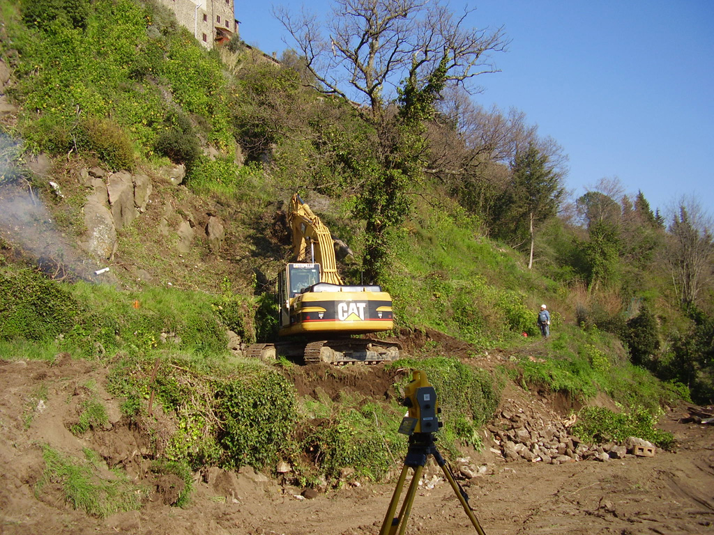 Preparazione pista e posizionamento del muro paramassi