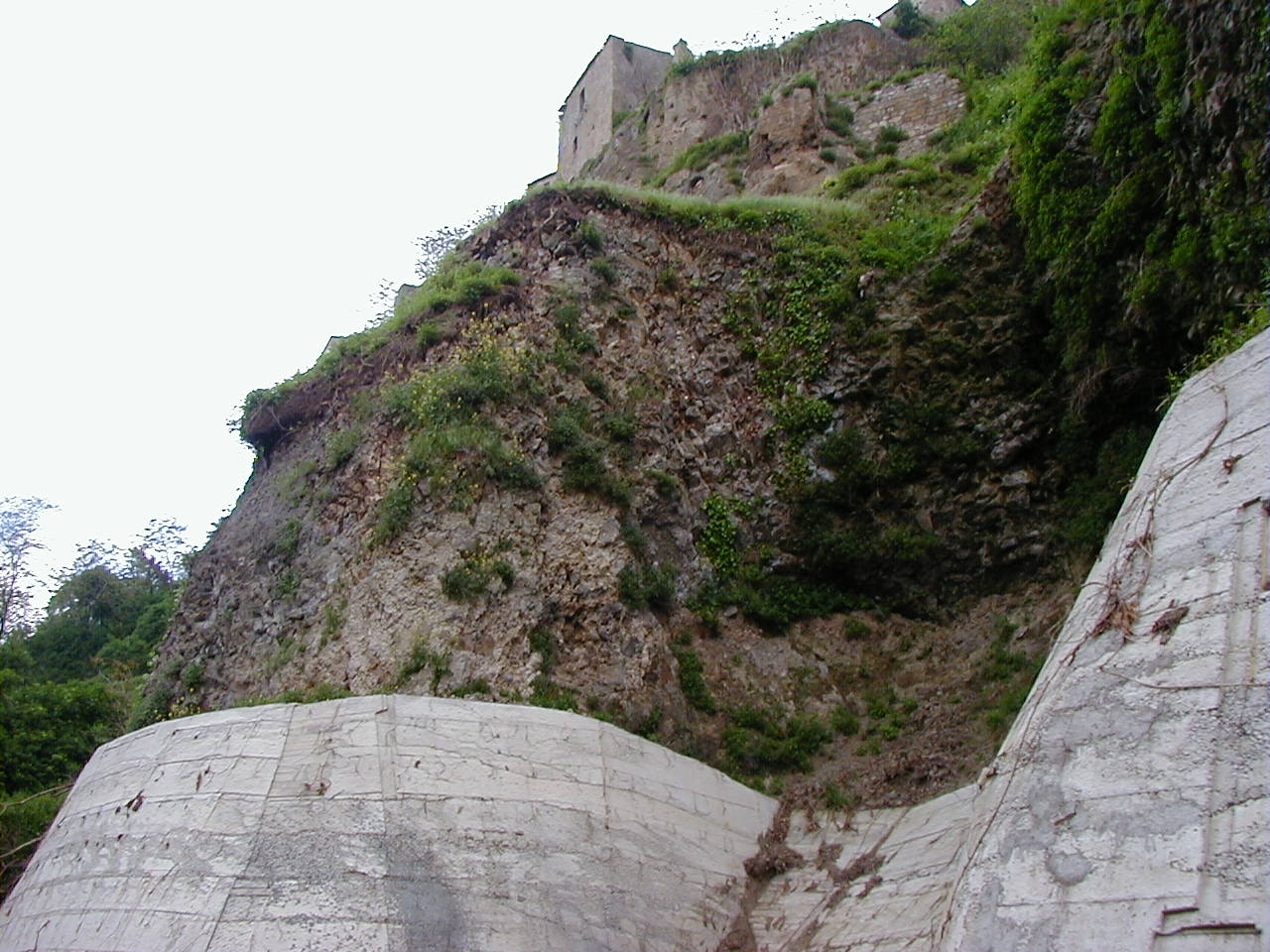 Vista di una delle zone da consolidare con spritz-beton alla base della parete